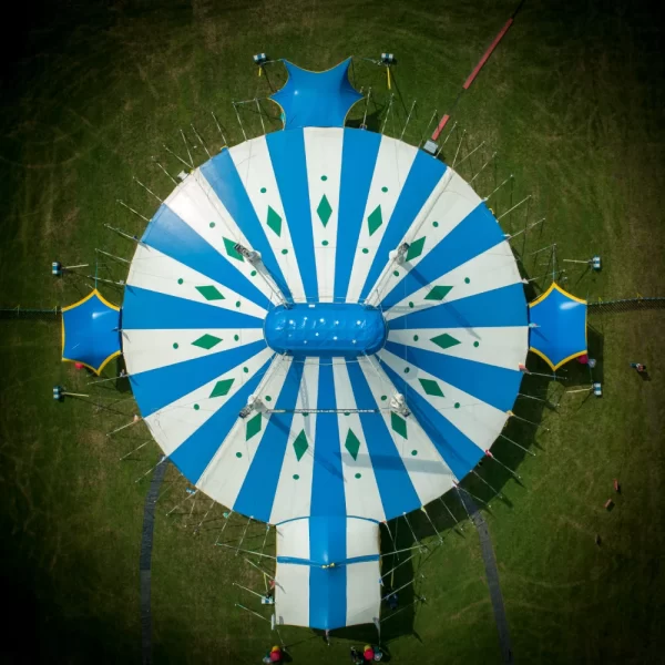 Imagen de circo en vista aerea que ejemplifica uso de la lona Megaflex 800 opaco