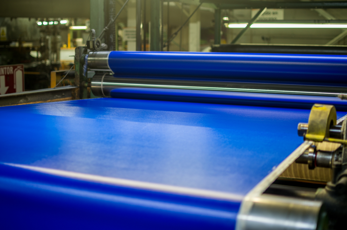 Lona azul en proceso de fabricación
